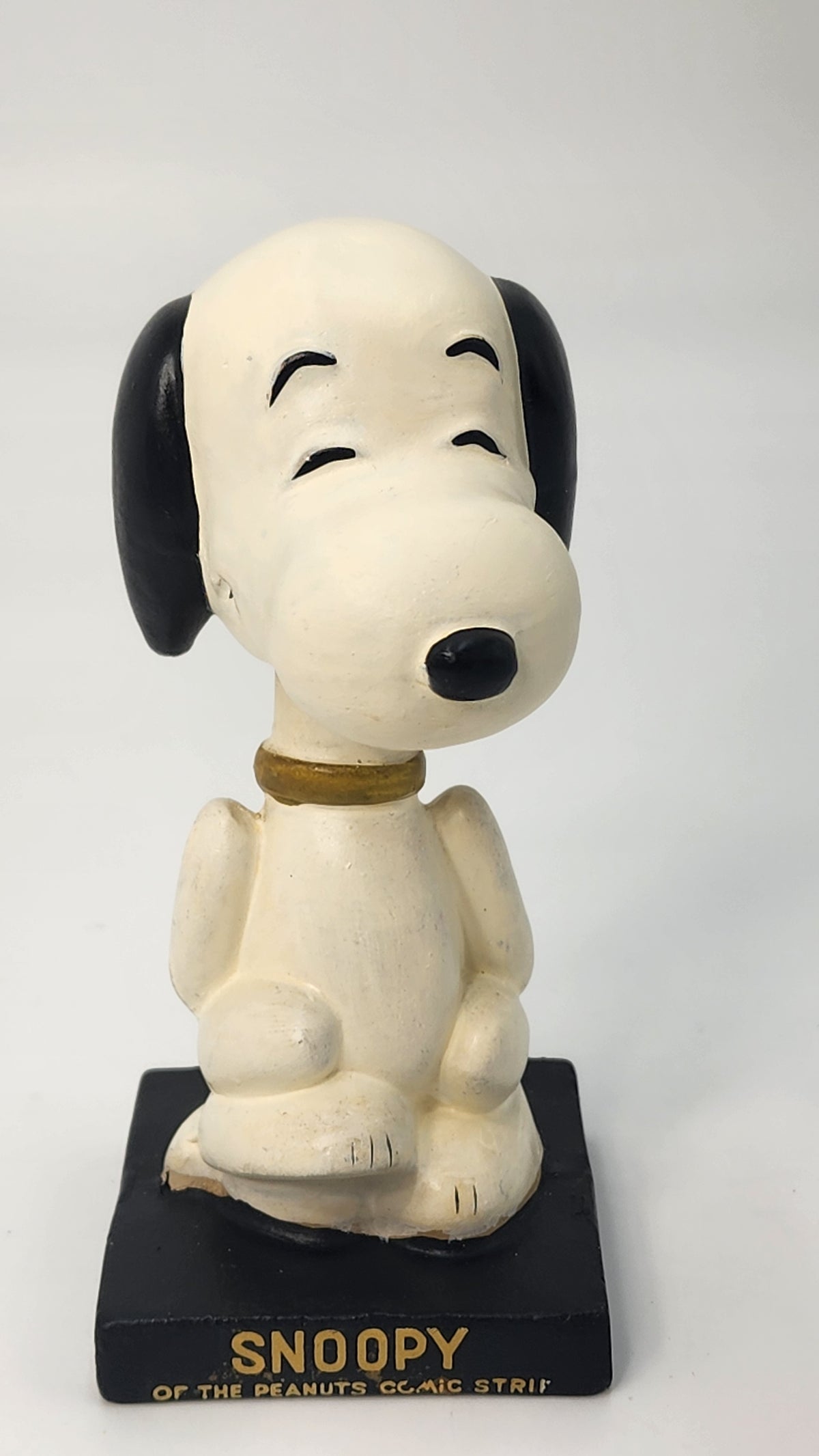 Front view of Snoopy Peanuts bobblehead on black base