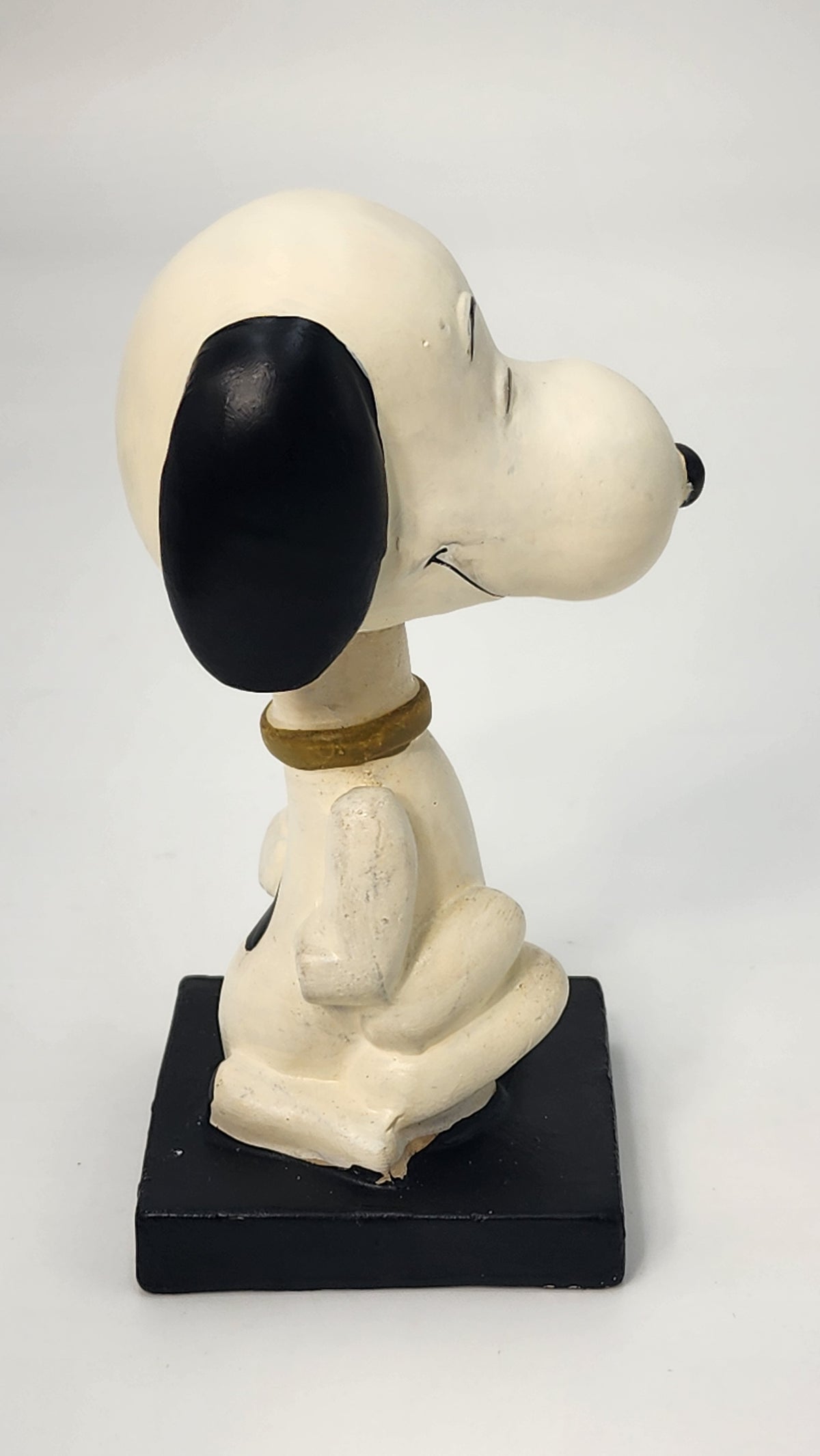 Close-up of Snoopy bobblehead spring