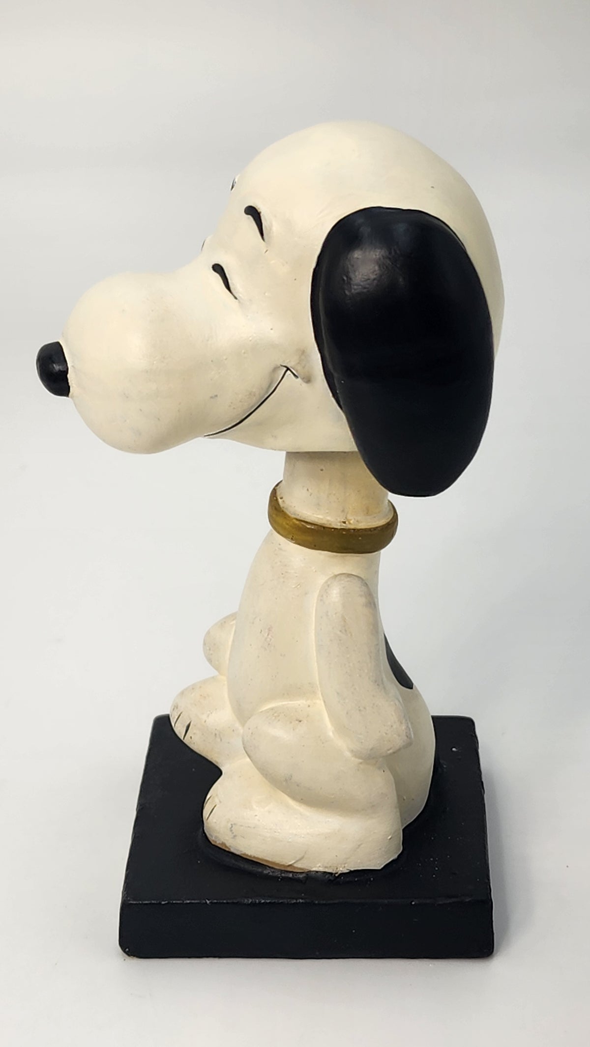 Close-up of Snoopy bobblehead head and neck
